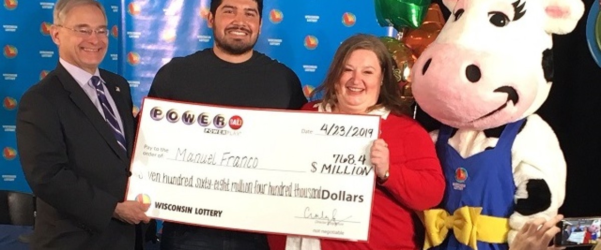 Il vincitore del jackpot al Powerball da 768 milioni condivide la sua fortuna con i passanti