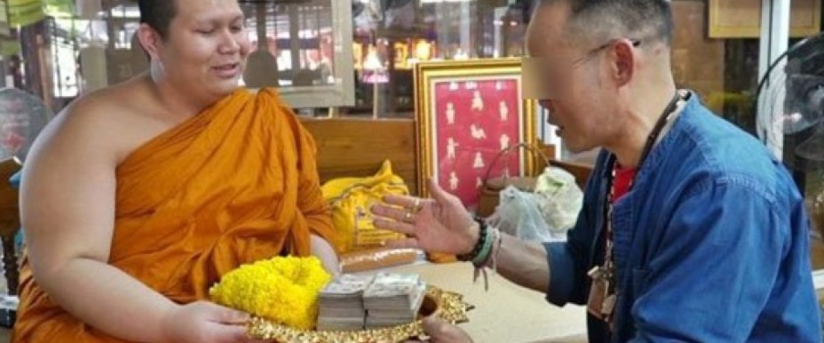 Vince alla lotteria e dona una parte al tempio tailandese