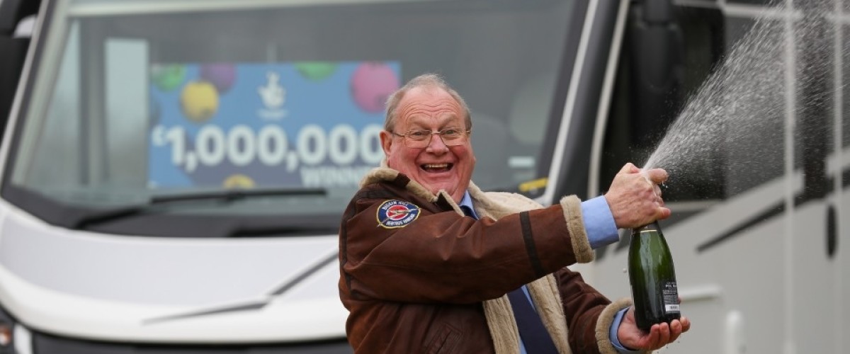 Ex tassista inglese vince 1 milione al Lotto UK e parte in camper