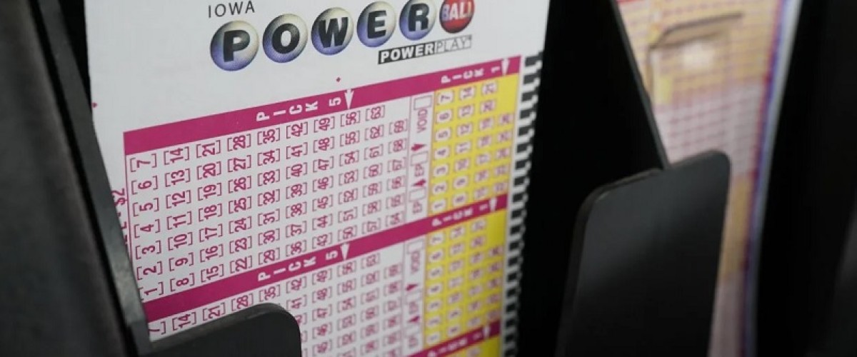 Americana dello Iowa ritira un premio al Powerball da 2 milioni! Jackpot a 1 miliardo.