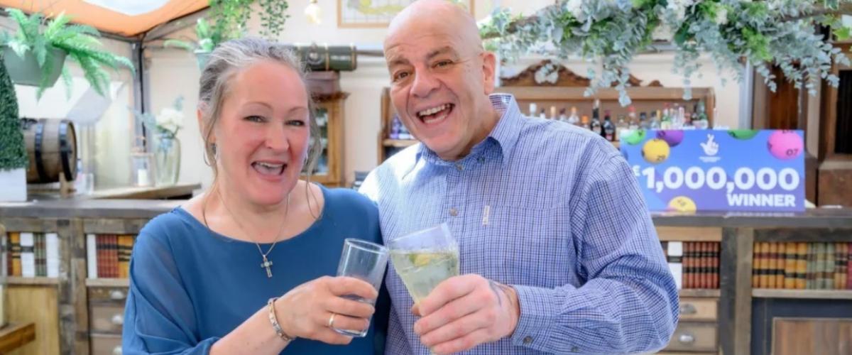 Coppia britannica diventa milionaria al Lotto UK, realizza “i sogni di ogni genitore”