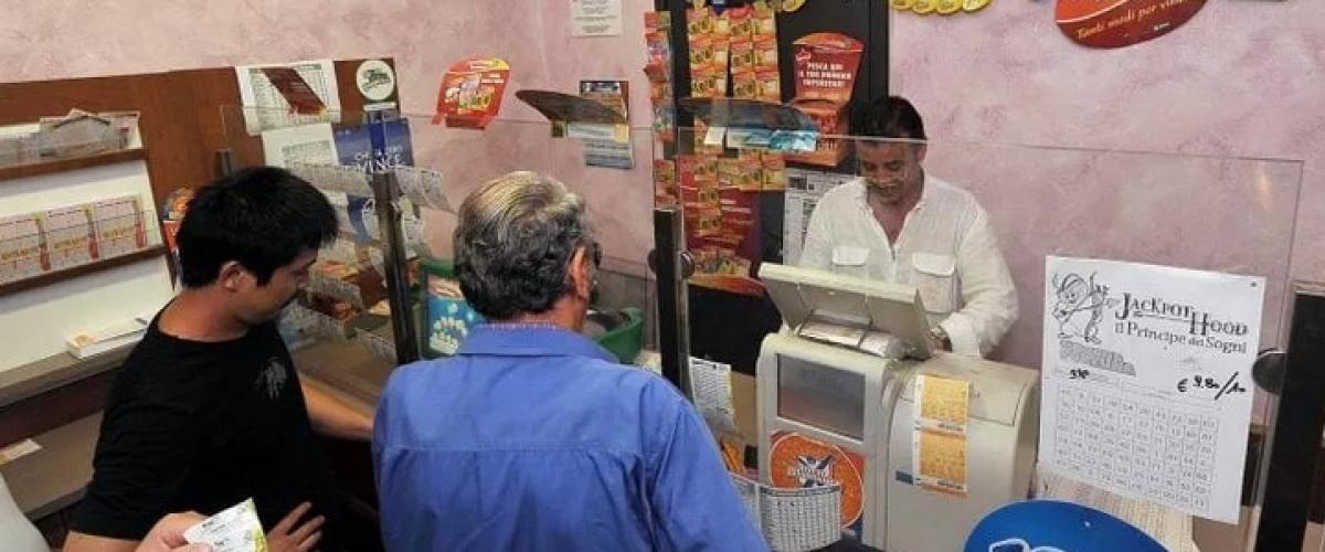 Superenalotto, due fortunati giocatori pescano un 5+1 da 244 mila euro