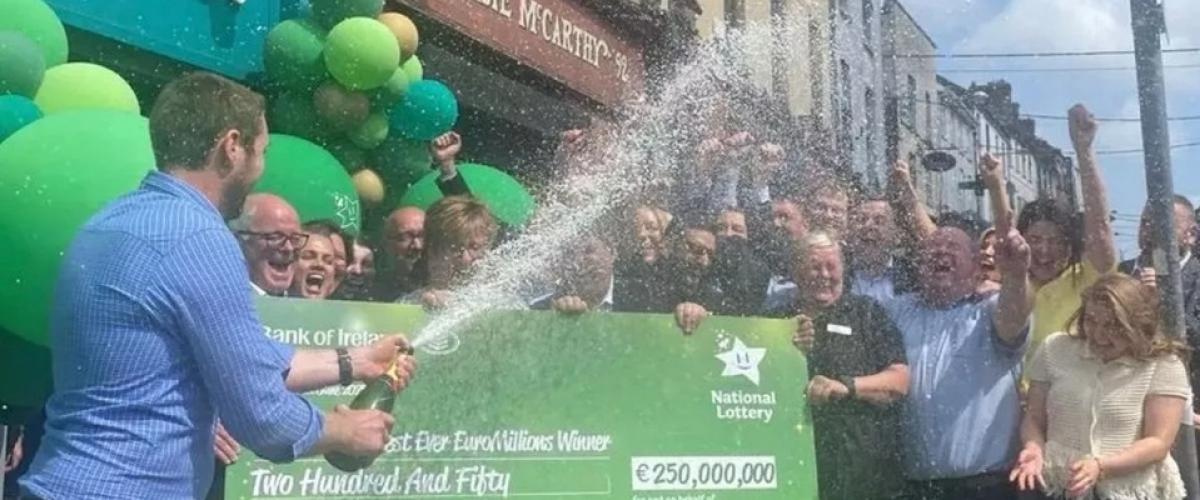 Un gruppo di famiglia irlandese ha vinto il jackpot record all'Euromillions da 250m
