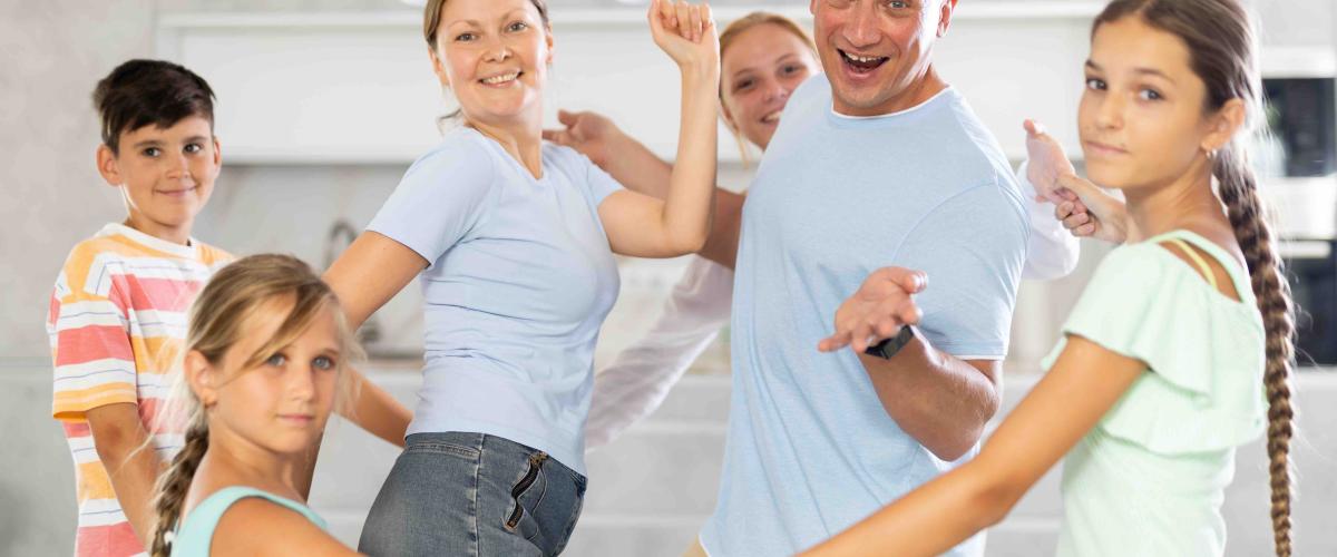 Una famiglia di tre generazioni si aggiudica il premio di 2,5 milioni di dollari alla lotteria Lotto 6/49