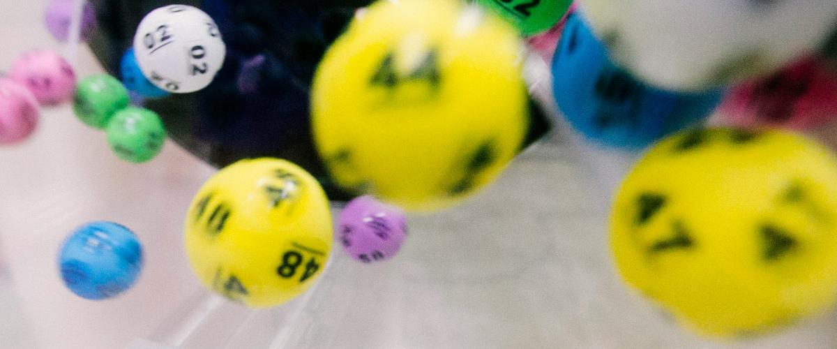 Il vincitore della lotteria dell'Illinois da 1,04 miliardi di dollari del Powerball si fa avanti un mese dopo l'estrazione
