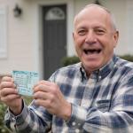 Un padre defunto lascia un taccuino con numeri della lotteria, il figlio vince 1 milione di sterline in un risultato "incredibile