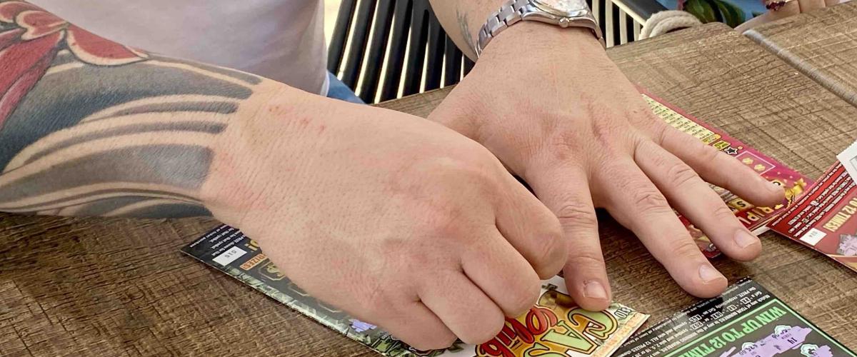 Un sopravvissuto all'incidente del giorno dell'Indipendenza vince $500.000 alla lotteria in Ohio