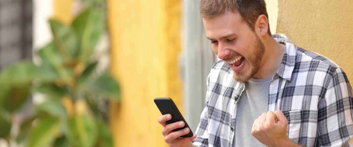 Un uomo australiano cancella un'e-mail della lotteria riguardante la vittoria di 50 milioni di dollari al Powerball