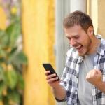 Un uomo australiano cancella un'e-mail della lotteria riguardante la vittoria di 50 milioni di dollari al Powerball