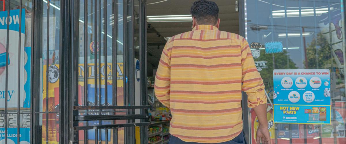 Non ci posso credere!" Un uomo del North Carolina abbraccia il commesso dopo aver vinto un premio di 2 milioni di dollari