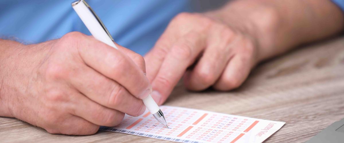 Pensionato agricoltore della Carolina del Nord vince il premio Powerball da 2 milioni di dollari dopo 10 anni di partecipazione costante