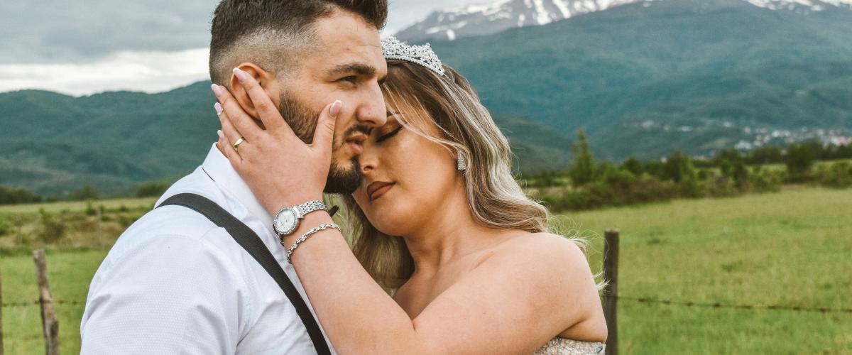 Un uomo dell'Idaho con tono serio fa temere il peggio alla moglie prima di rivelare la vincita di un milione di dollari alla lotteria