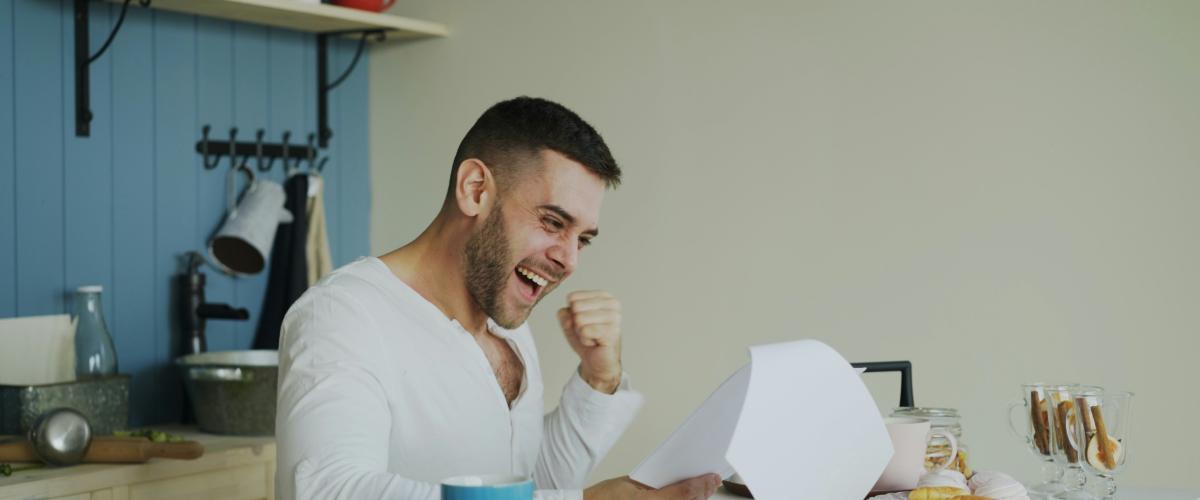Uomo della Carolina del Nord torna a casa e scopre di aver vinto un milione di dollari alla lotteria Powerball