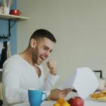 Uomo della Carolina del Nord torna a casa e scopre di aver vinto un milione di dollari alla lotteria Powerball