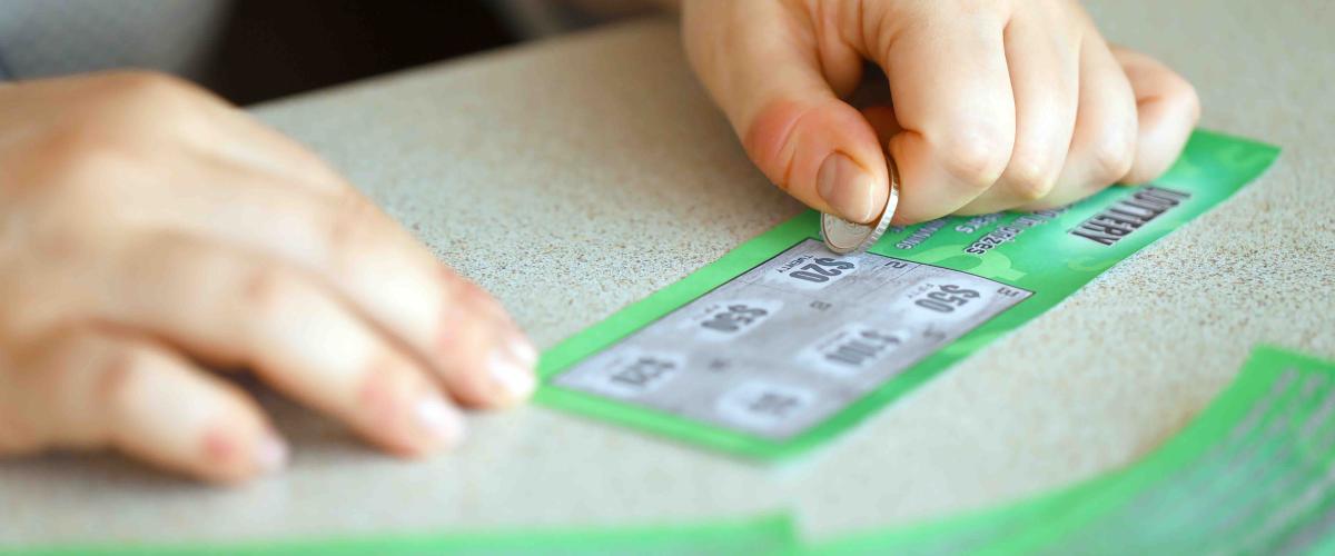 Una donna del Michigan acquista gli ultimi tre biglietti della lotteria e vince 1 milione di dollari